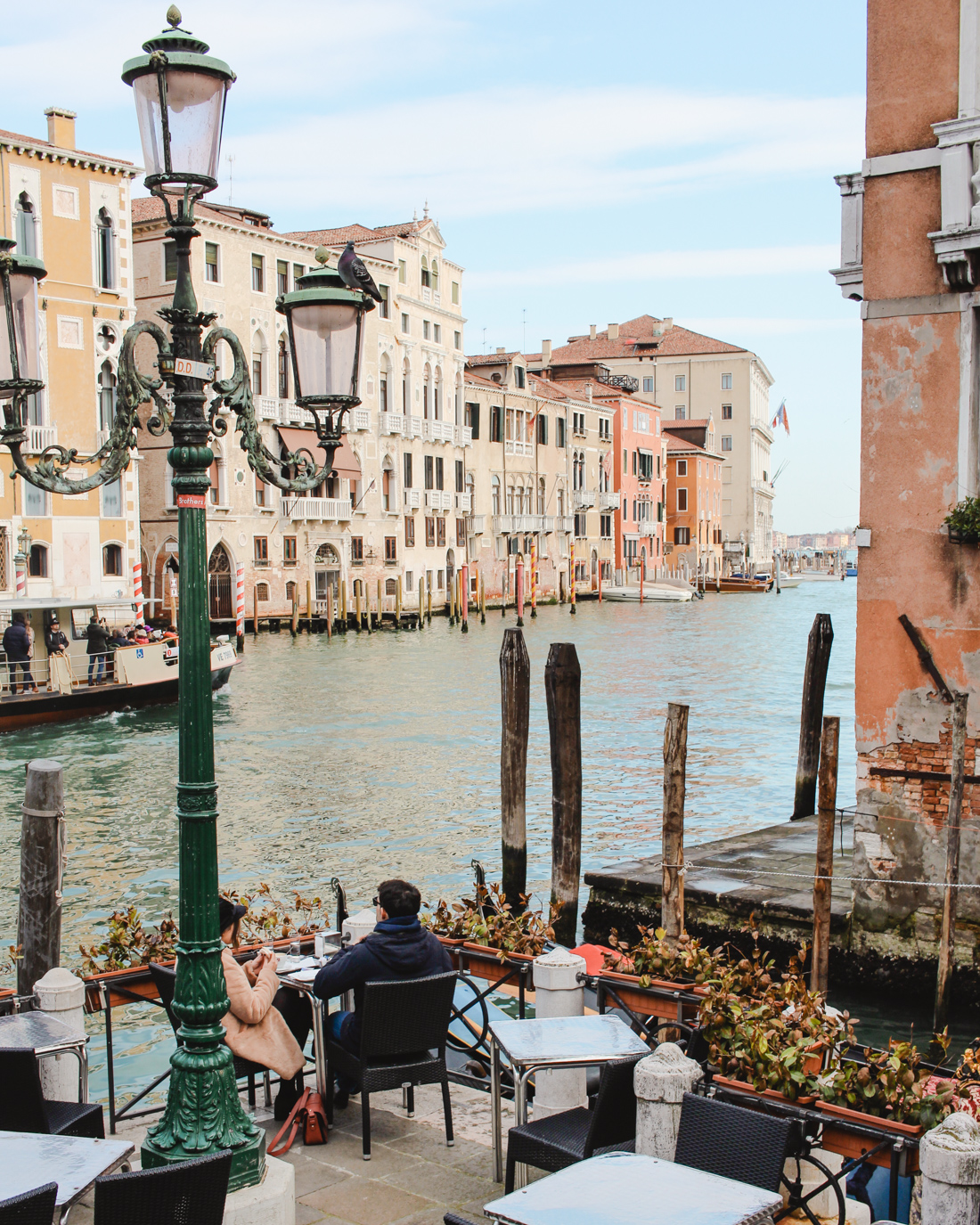 Couple eating outdoors in Venice